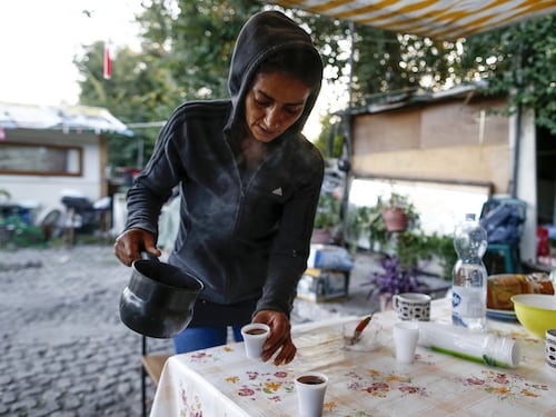 Così la Raggi spende 1,7 milioni per trovar appartamenti a rom