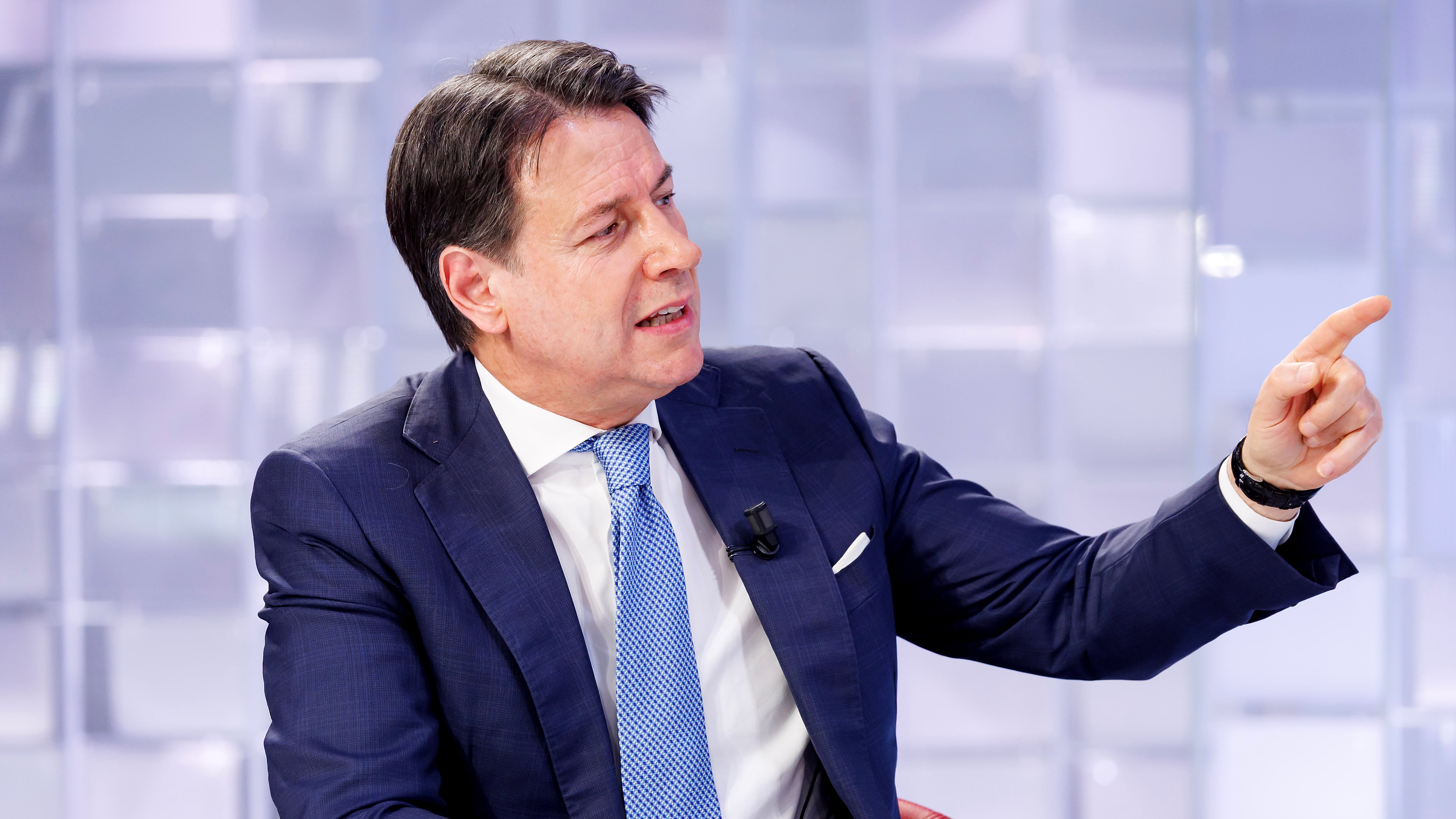 La domanda che imbarazza l’ex premier. Negò la zona rossa per "motivi economici"
