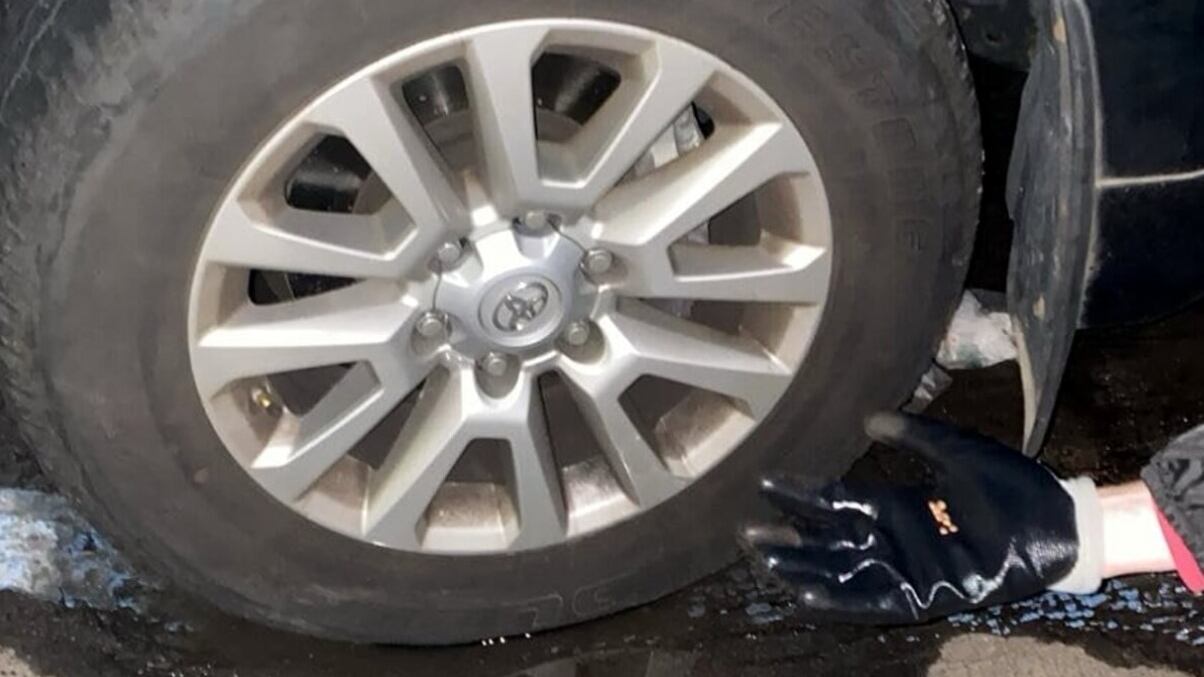 "Non sei tu, è la tua auto". Blitz degli ecovandali: sgonfiate (ancora) le gomme ai suv
