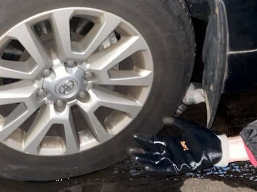 "Non sei tu, è la tua auto". Blitz degli ecovandali: sgonfiate (ancora) le gomme ai suv
