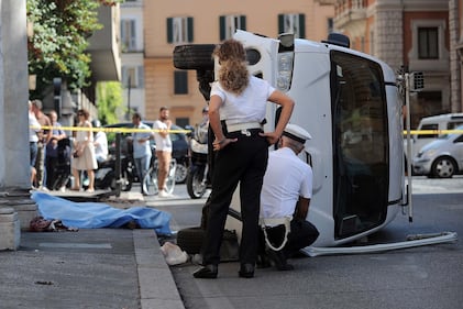 Roma, furgone travolge i passanti: morta una donna 3