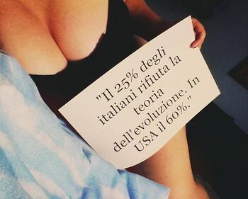 "Tette per la scienza": foto sexy contro le bufale  5