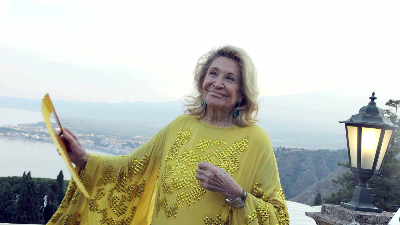La povertà, il titolo di contessa, i suoi amanti: le tante vite di Marta Marzotto