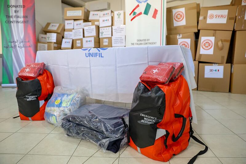 I  “caschi blu” italiani consegnano aiuti umanitari in Libano 10
