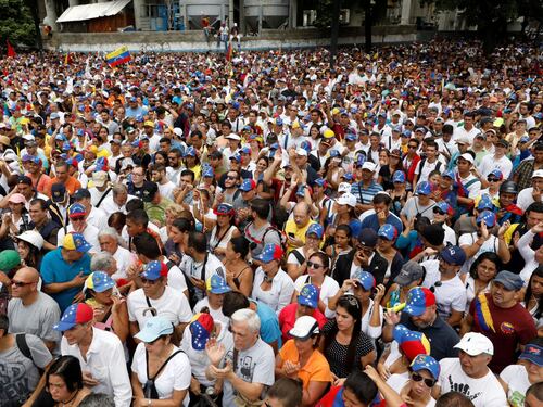 Maduro sempre più solo e violento, altri 37 morti
