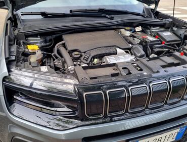 Jeep Avenger 1.2 Summit: guarda la gallery del city SUV americano 22