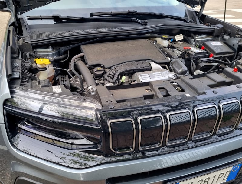 Jeep Avenger 1.2 Summit: guarda la gallery del city SUV americano 22