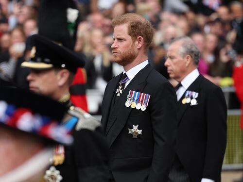 "Gli hanno nascosto la morte della Regina". La rivelazione choc su Harry