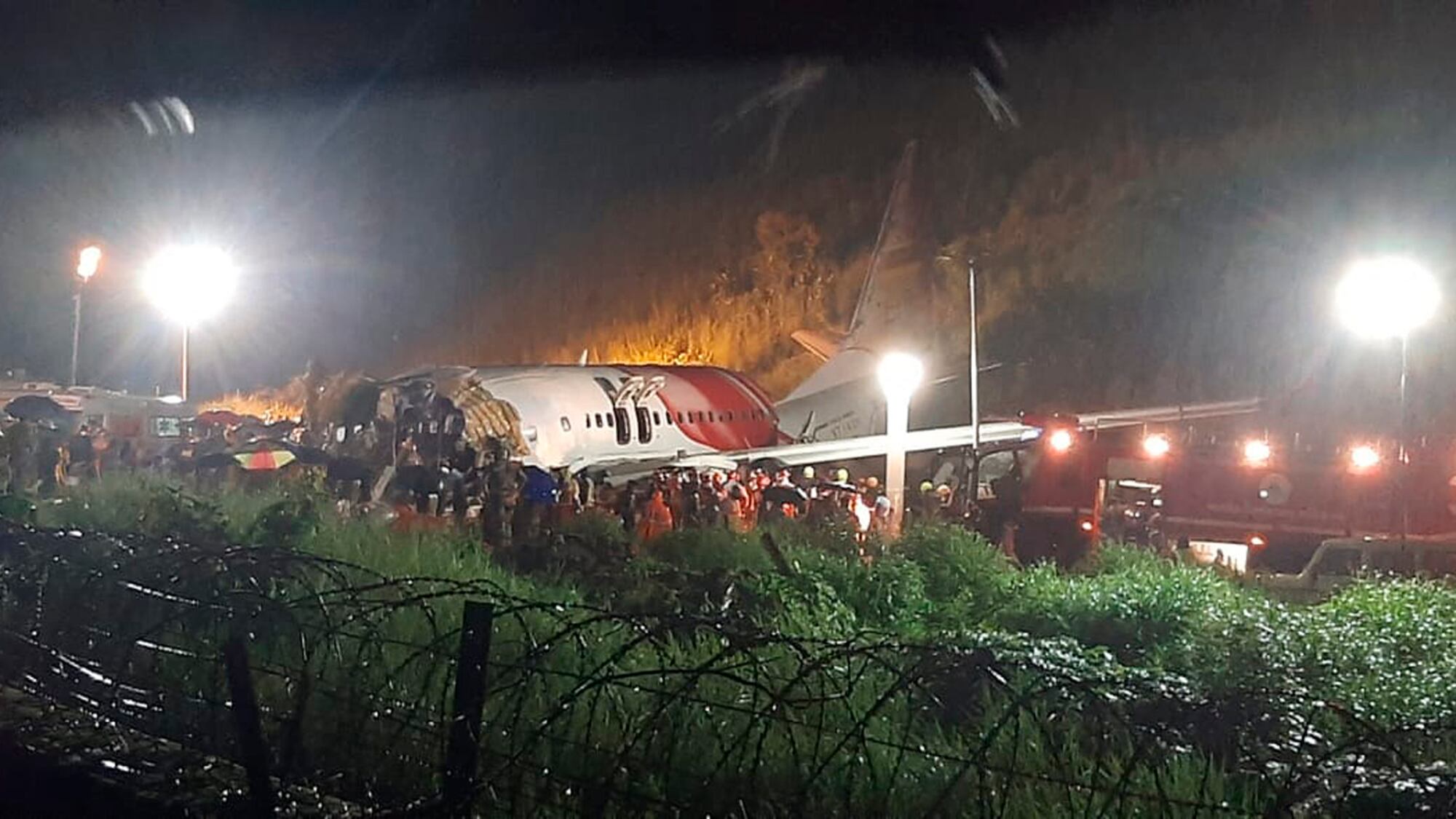 Volo dell'Air India manca l'atterraggio. Sedici vittime e 123 passeggeri feriti