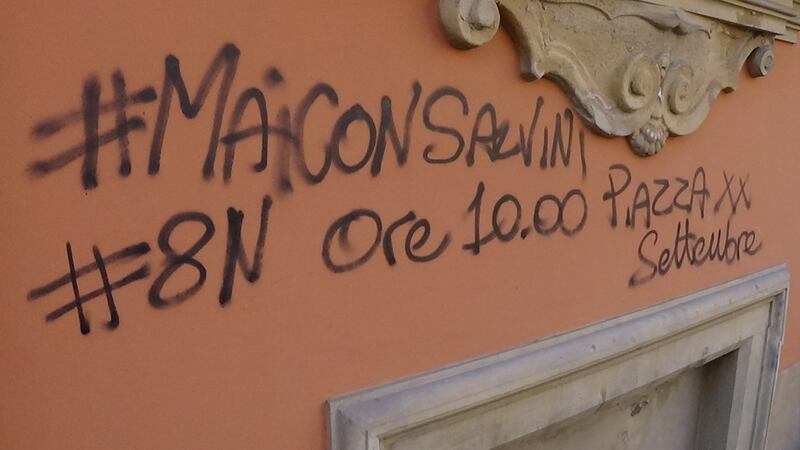 "De-leghizziamo bologna": i cartelli contro Salvini 5
