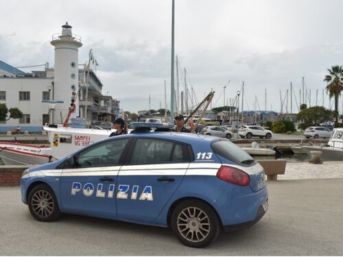 Alza la gonna e palpeggia la 16enne tra i passanti: l'orrore dello straniero irregolare