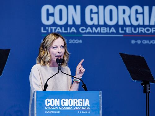 Immigrati, Meloni: "Storture nei decreti flussi. Bisogna cambiare"