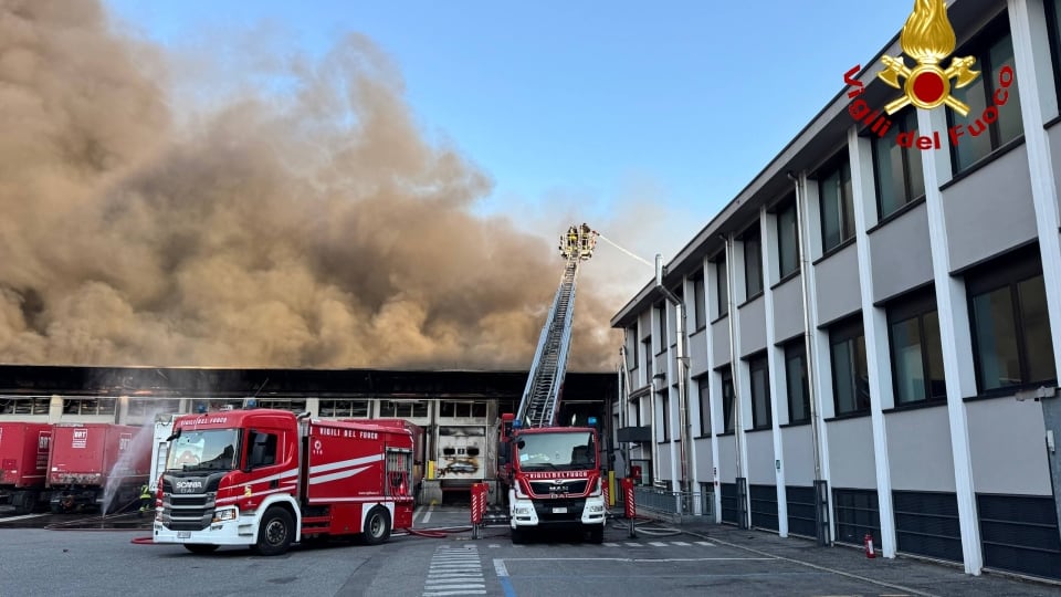 Maxi rogo nel deposito Brt di Milano: "Incendio partito da batterie al litio surriscaldate"