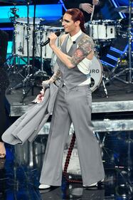 Achille Lauro dopo le lacrime veste i panni di Mina 7