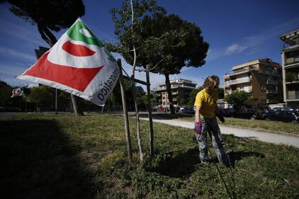 Rifiuti, i militanti dem puliscono le strade di Roma 2