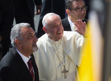 L'elicottero su cui vola Francesco atterra a Betlemme 8