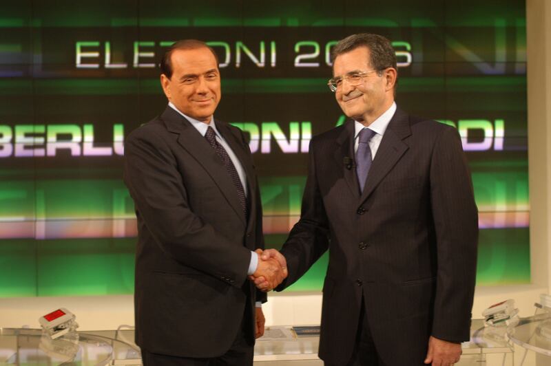 Le strette di mano del Cavaliere che Di Maio snobba 3