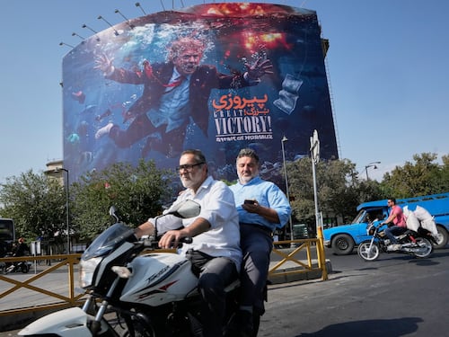 Oggi il D-Day economico contro l’Iran, Trump: “Sta completamente collassando”. Teheran minaccia: “Nostro diritto colpire chi partecipa all’aggressione”