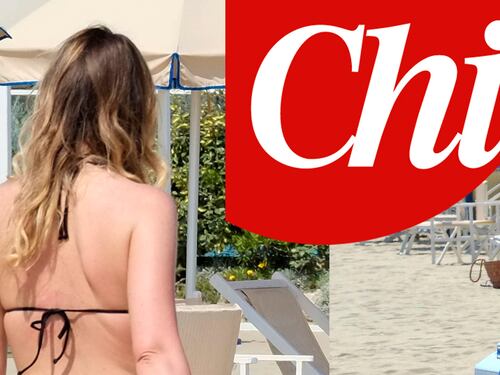 Maria Elena Boschi in spiaggia in bikini