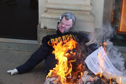 Manifestazione choc: gli studenti bruciano un fantoccio di Salvini 1