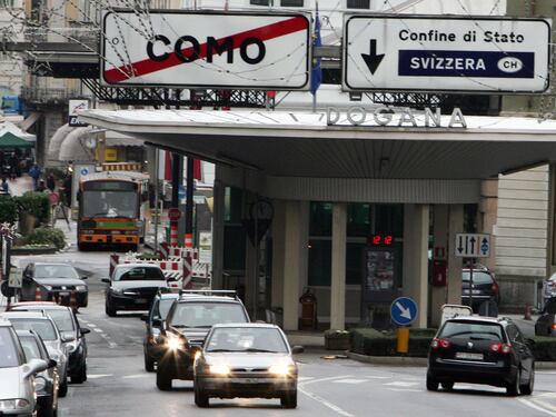 Poliziotti italiani, inseguiti, disarmati e interrogati in Svizzera