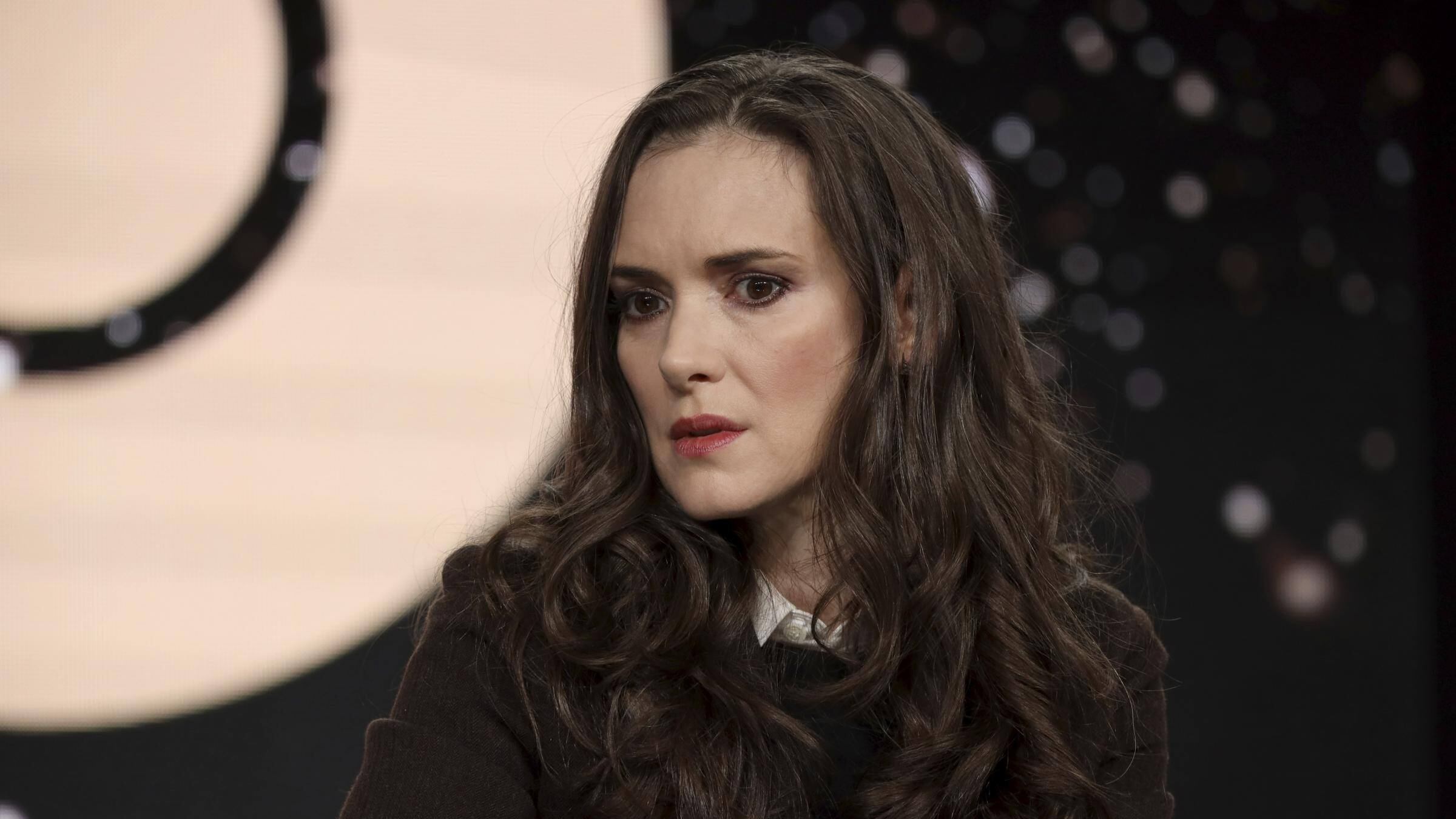 Wynona Ryder difende Johnny Depp dall'accusa di abusi