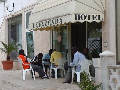 Lega all'attacco: via la licenza agli hotel che ospitano immigrati
