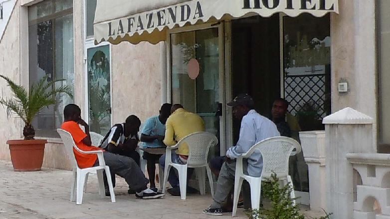 Lega all'attacco: via la licenza agli hotel che ospitano immigrati