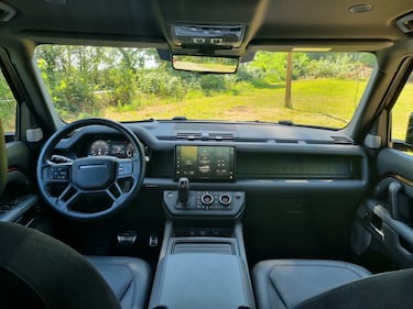Land Rover Defender 130: guarda la gallery  11