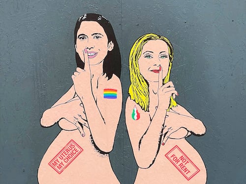 "Shhh… siamo tornate". Rispunta a Milano il murale di Meloni e Schlein