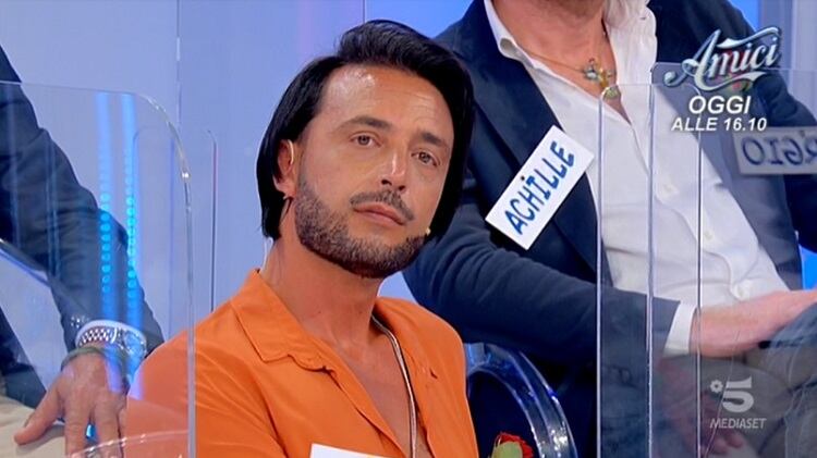 Il retroscena su Uomini e donne: "Armando mi ha tirato una sedia"
