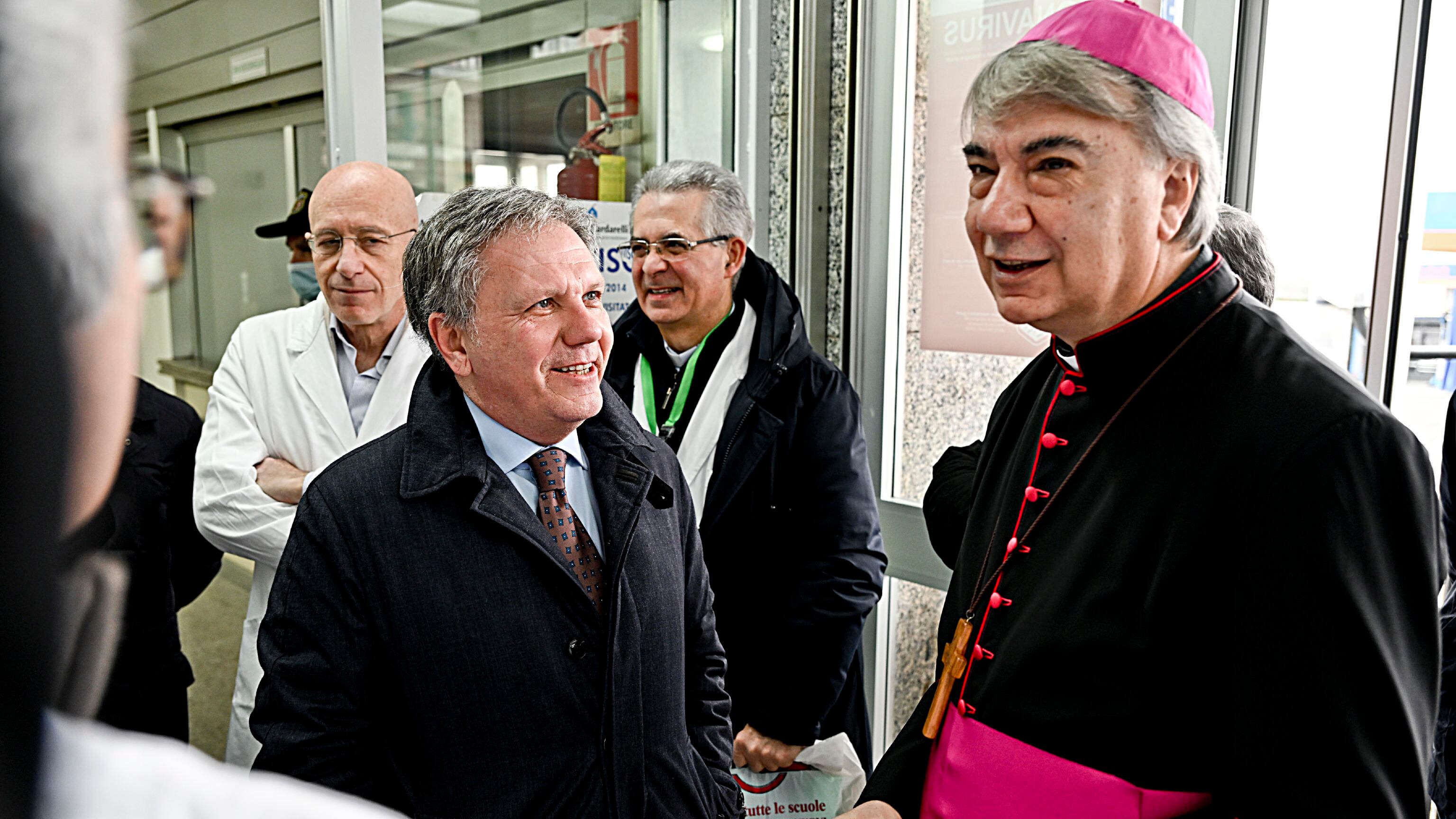 Al vescovo non fanno vedere le barelle nei corridoi dell'ospedale