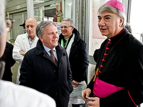 Al vescovo non fanno vedere le barelle nei corridoi dell'ospedale