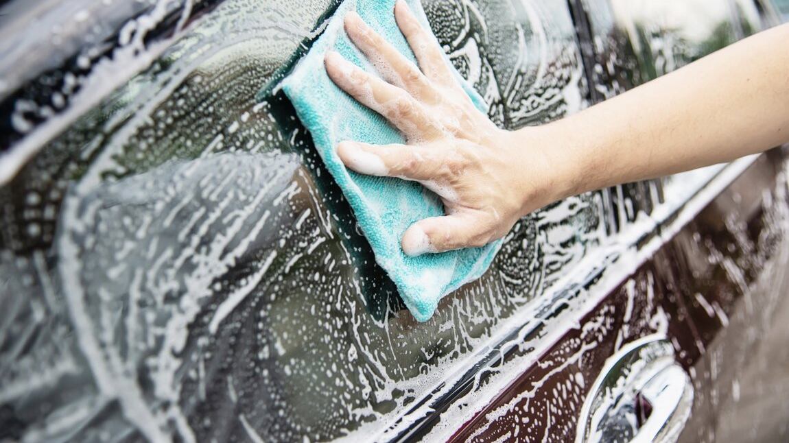 Si può lavare l'auto per strada? Le cose da sapere
