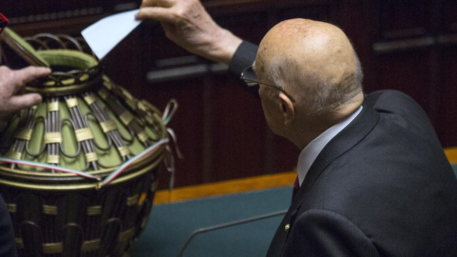 Napolitano vota tra applausi (finti) e fischi (veri)