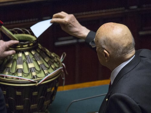 Napolitano vota tra applausi (finti) e fischi (veri)