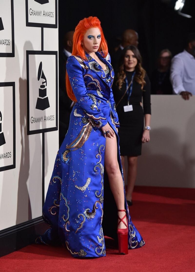 Lady Gaga: capelli rosso fuoco per i Grammy 2016. Foto 2