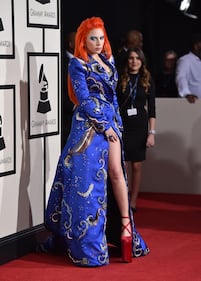 Lady Gaga: capelli rosso fuoco per i Grammy 2016. Foto 2