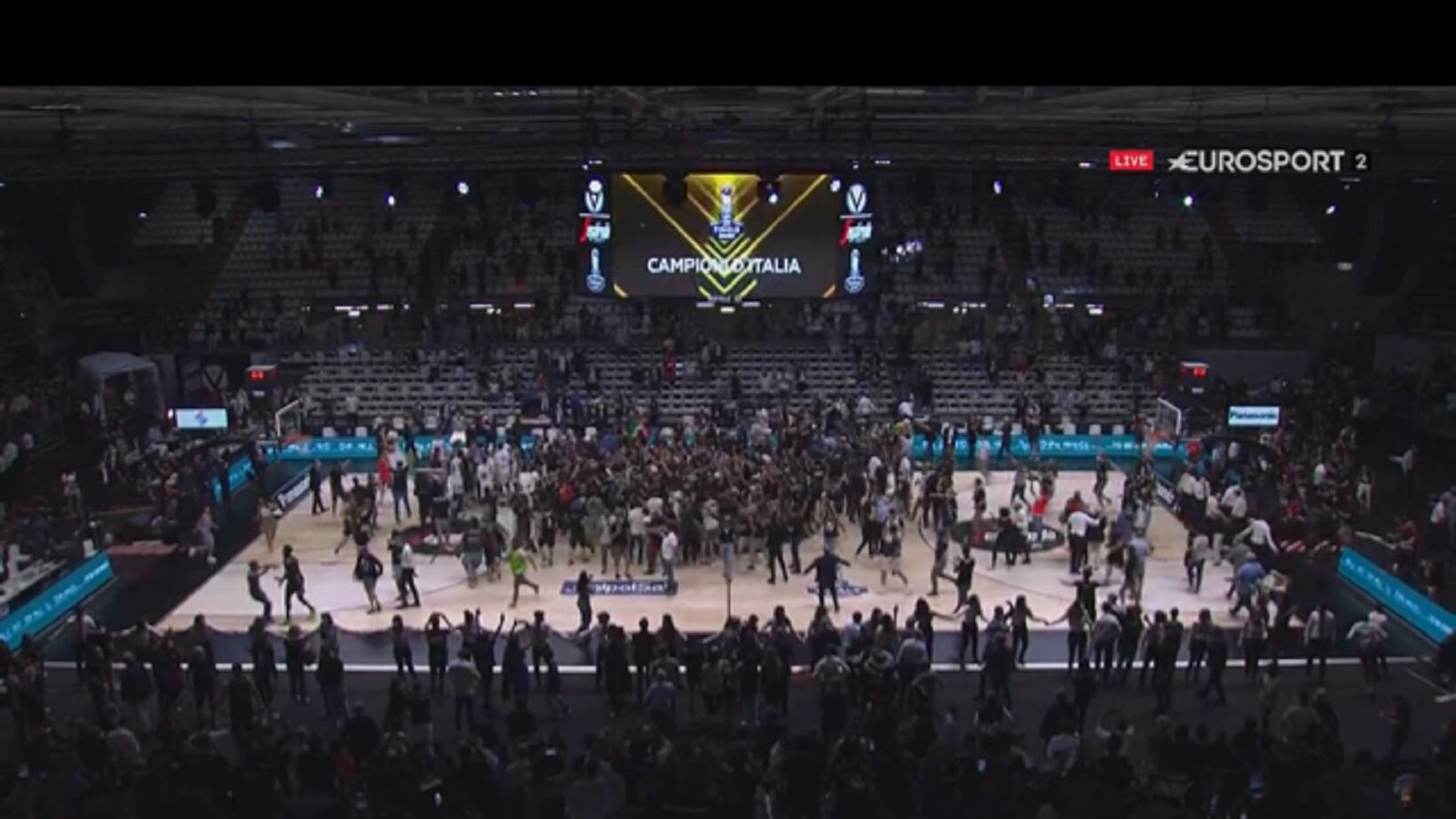 Bologna spoglia Armani. La Virtus vent'anni dopo torna regina del basket