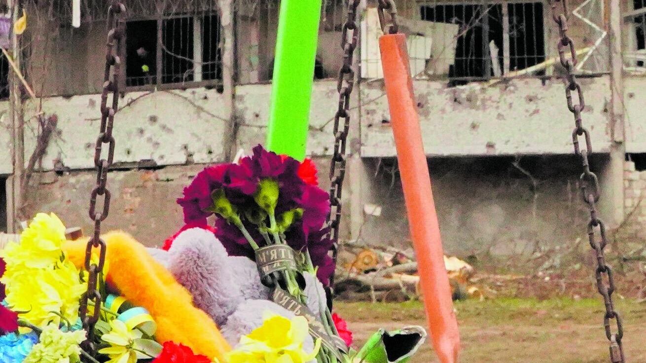 Ecco la pace russa: missile su un parco e strage di bambini. "Il mondo risponda"