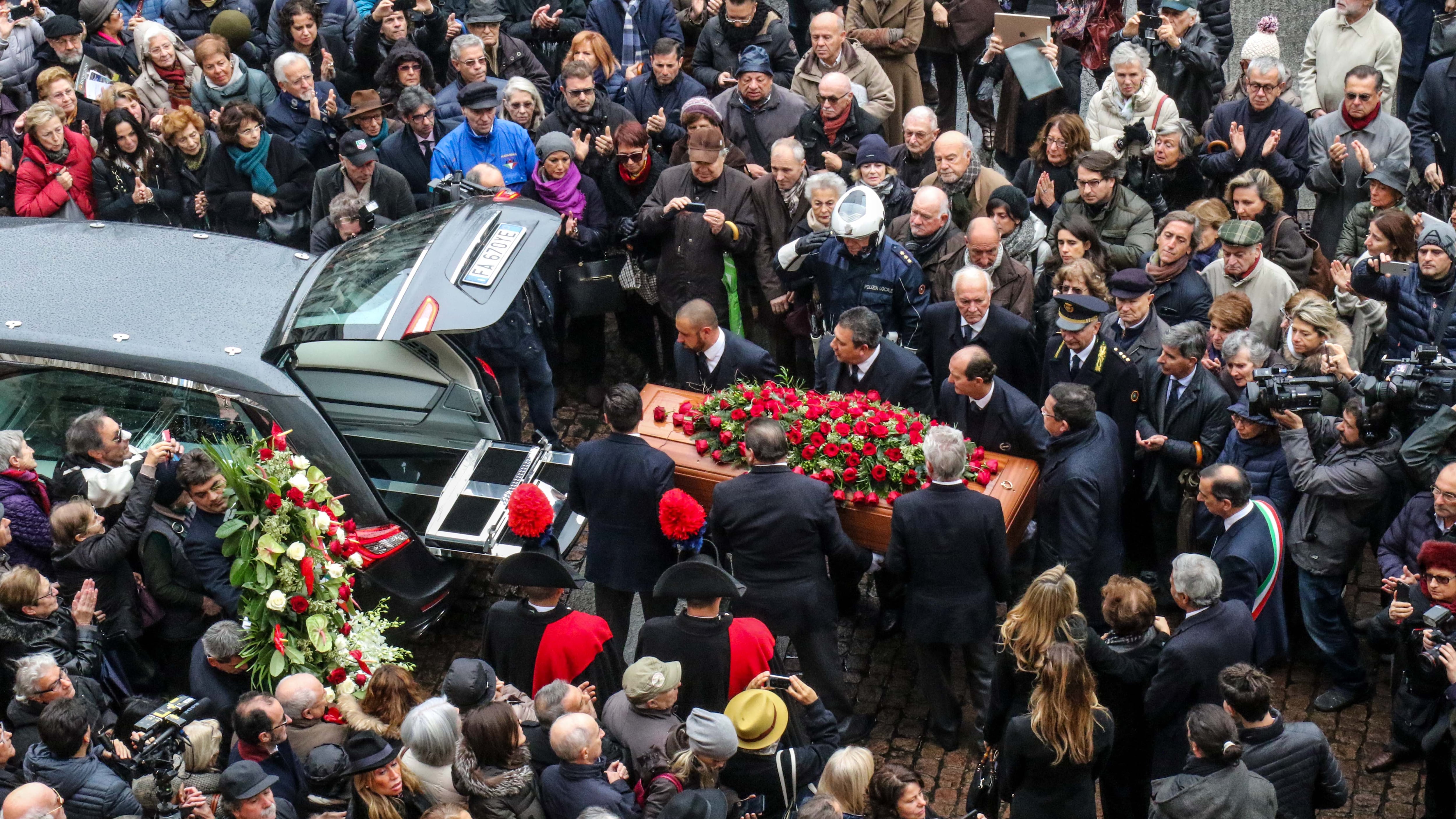 L'ultimo saluto a Milano a Umberto Veronesi