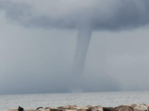 Tromba d’aria nel porto di Ischia: paura per barche e traghetti