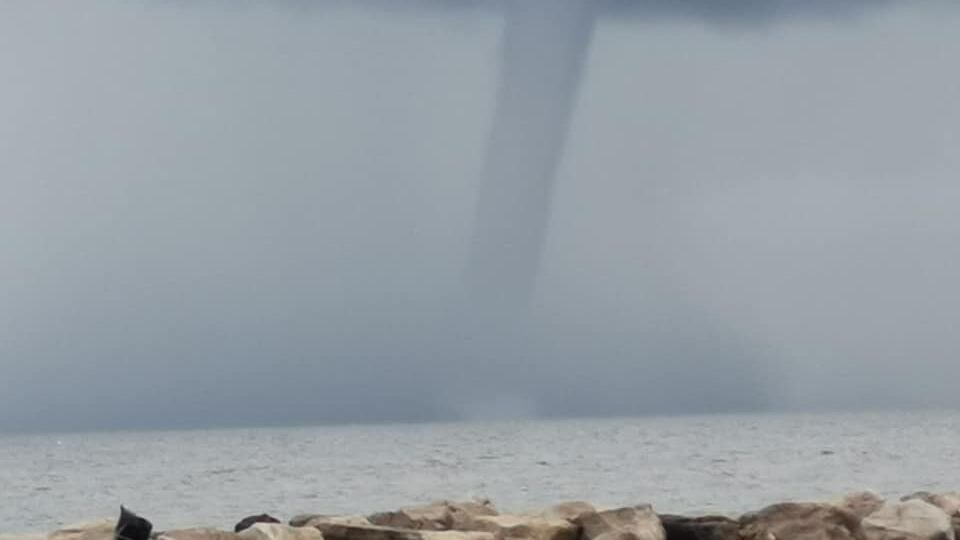 Tromba d’aria nel porto di Ischia: paura per barche e traghetti