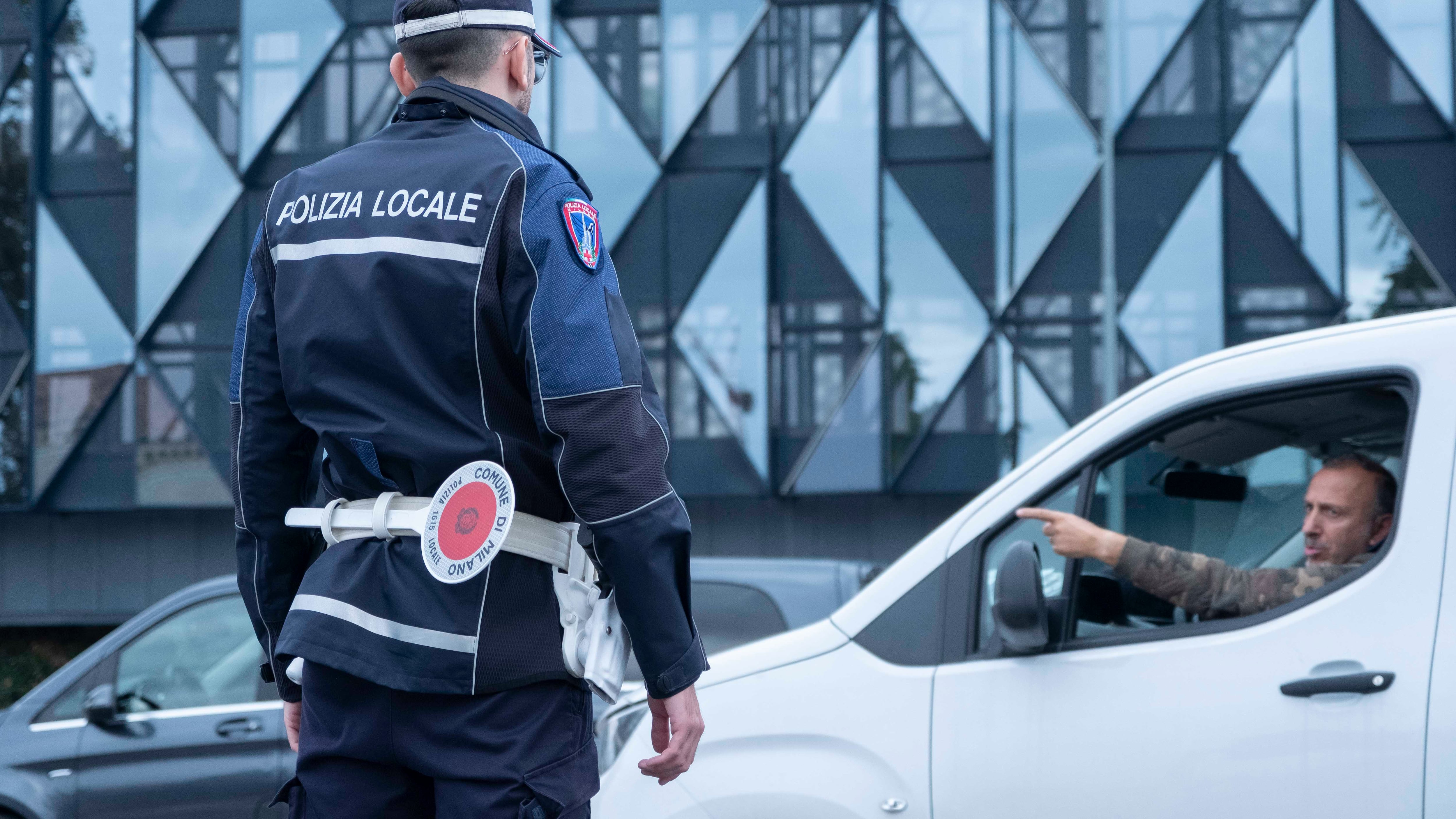 Si fingono agenti e rapinano due gioiellerie. Arrestati in otto