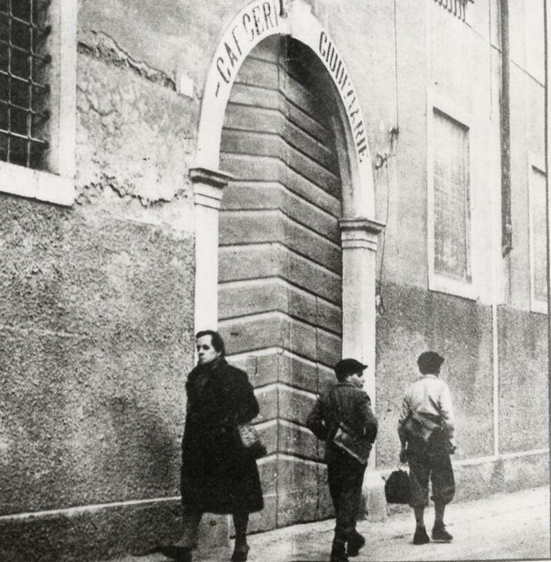 Il portone del carcere di Schio, teatro dell'eccidio del 7 luglio 1945