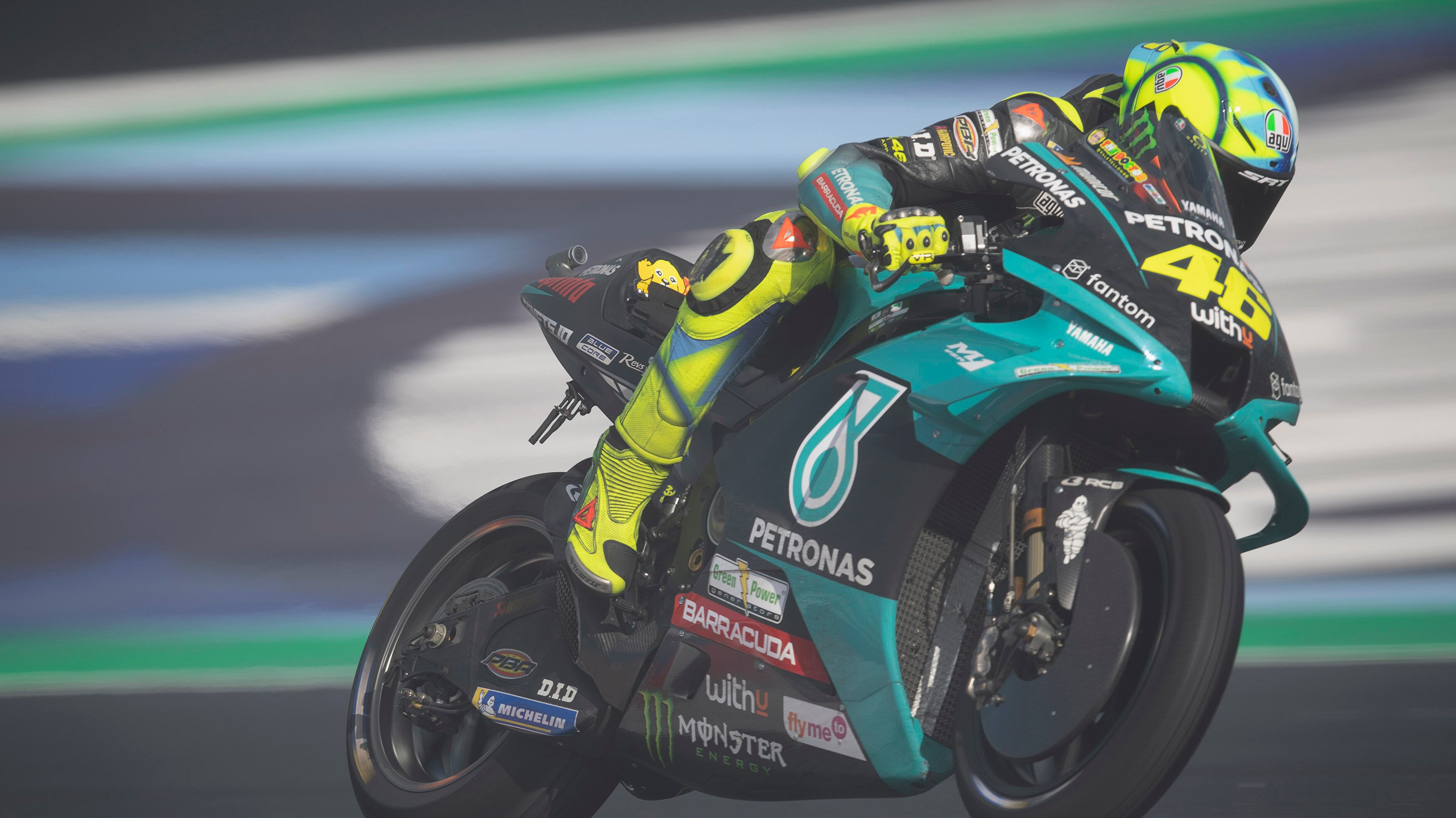 Le lacrime e l'abbraccio dei tifosi: l'ultima gara di Valentino Rossi in Italia