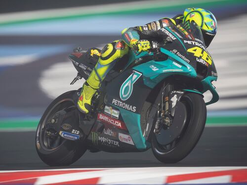 Le lacrime e l'abbraccio dei tifosi: l'ultima gara di Valentino Rossi in Italia