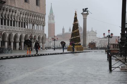 Allerta per l’acqua alta a Venezia che questa mattina ha registrato 120 cm sul livello medio del mare 7