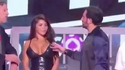 Conduttore bacia sul seno un'attrice. Accusato di molestie sessuali