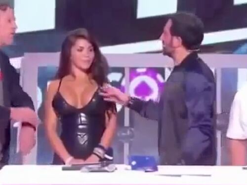 Conduttore bacia sul seno un'attrice. Accusato di molestie sessuali